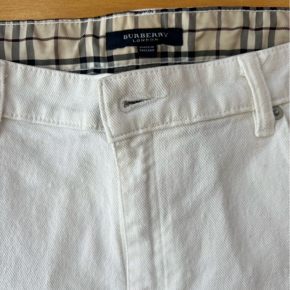 Authentic Burberry women’s white straight leg jeans